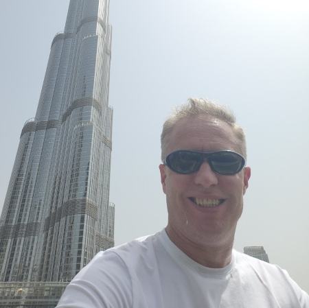 Photo of Peter with a skyscraper
