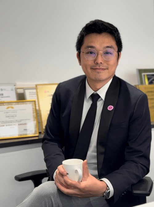 A headshot of Gordon