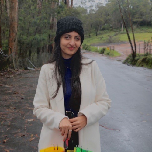 Image of Lubna smiling at the camera