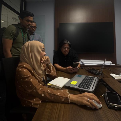 Suraya helping her team